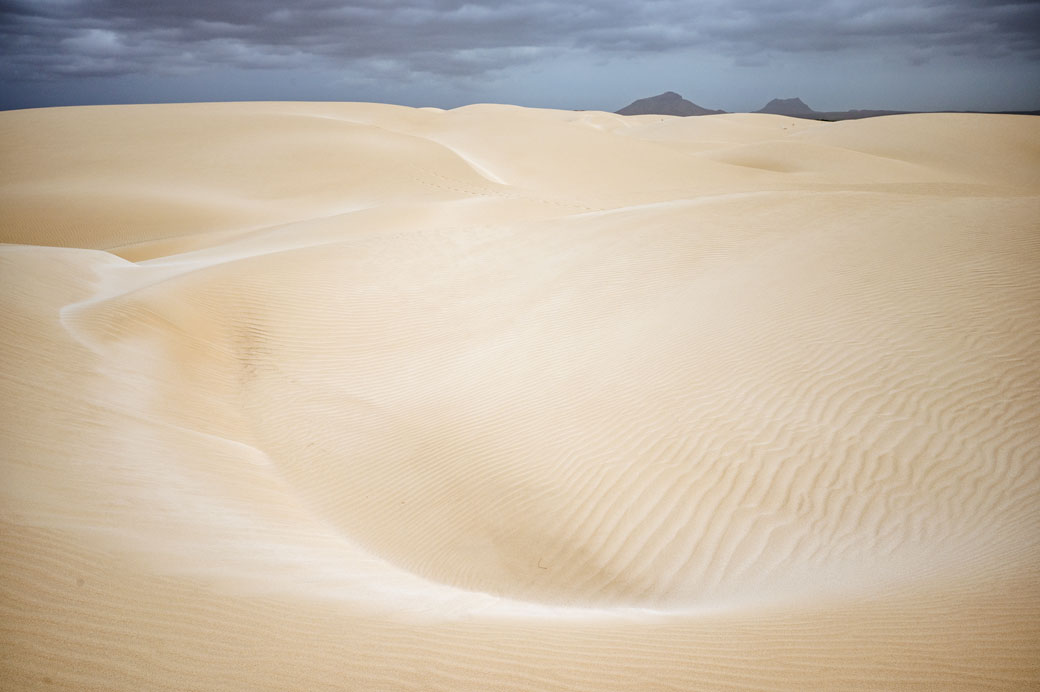 Dunes de sable blond dans le désert de Viana, île de Boa Vista