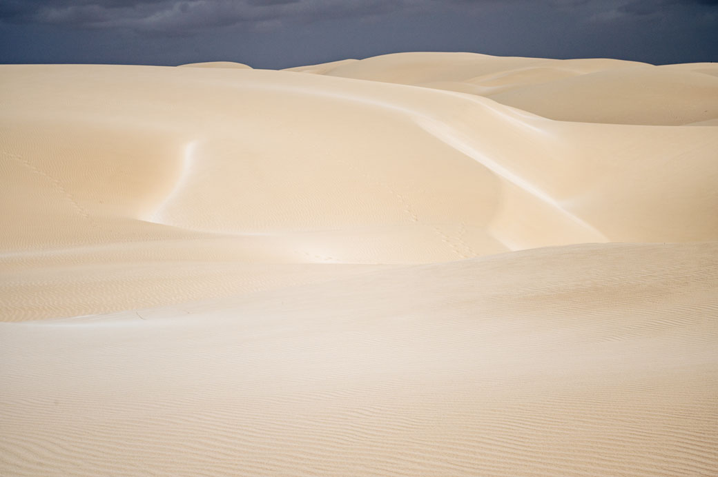 Ombre et lumière sur le désert de Viana, île de Boa Vista