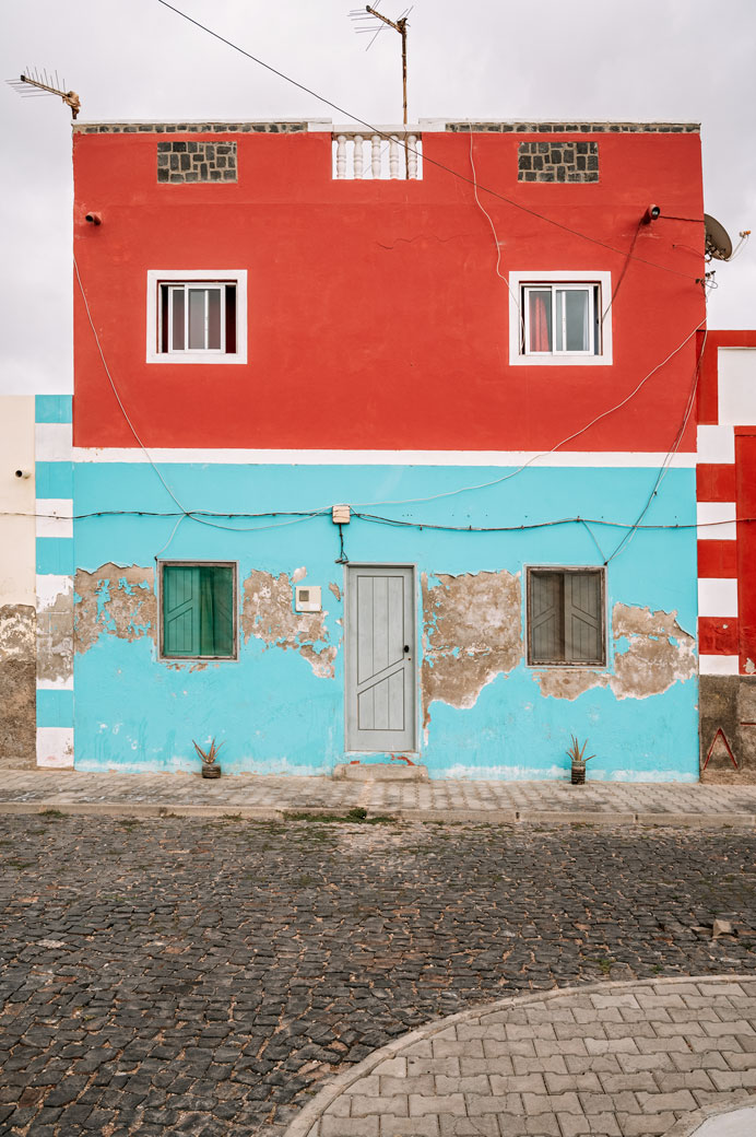 Maison rouge et bleu dans le village de Bofarreira, Boa Vista
