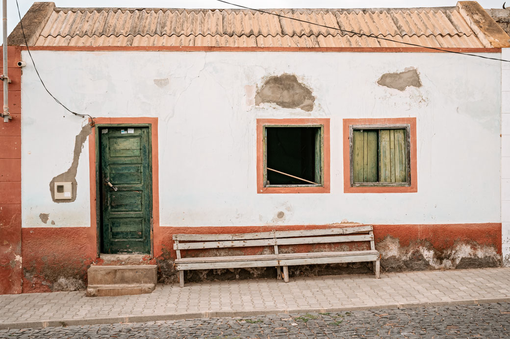 Vieux banc devant une maison de Bofarreira, île de Boa Vista