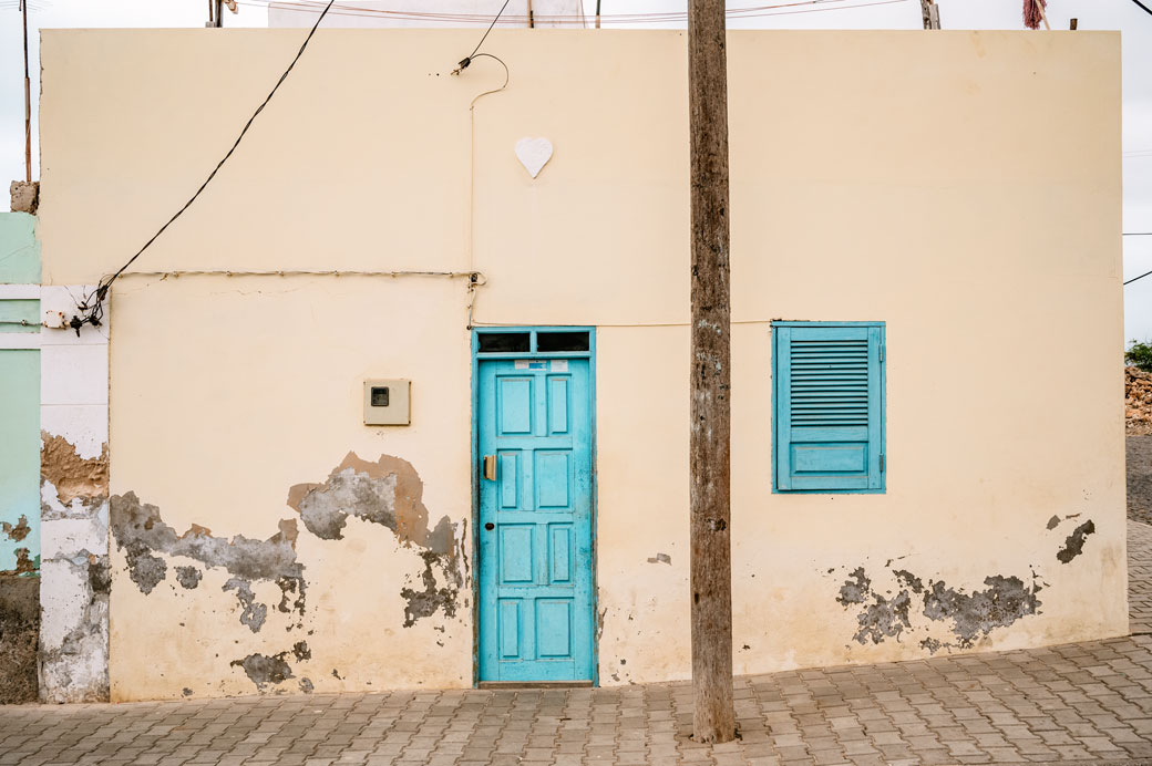 Façade minimaliste d'une maison de Bofarreira, île de Boa Vista
