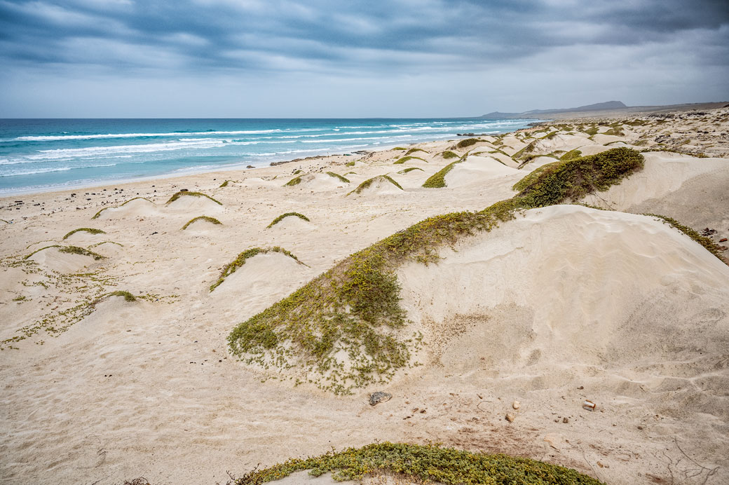 Petites dunes sur la praia de Atalanta à Boa Vista, Cap-Vert