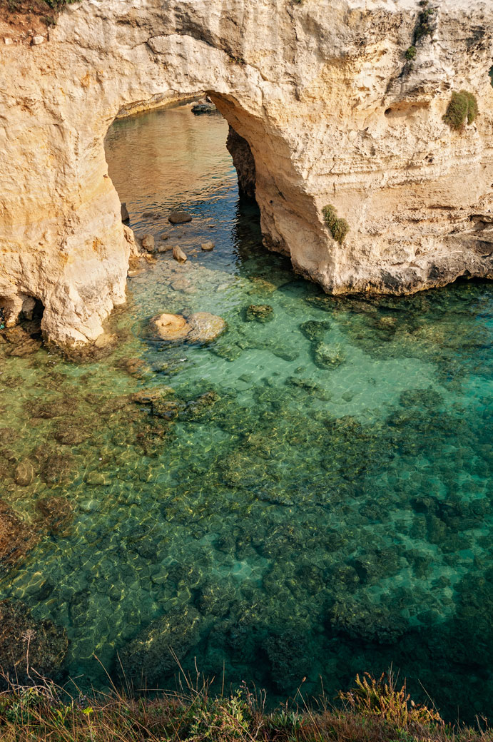 Arche naturelle et mer cristalline à Torre Sant'Andrea