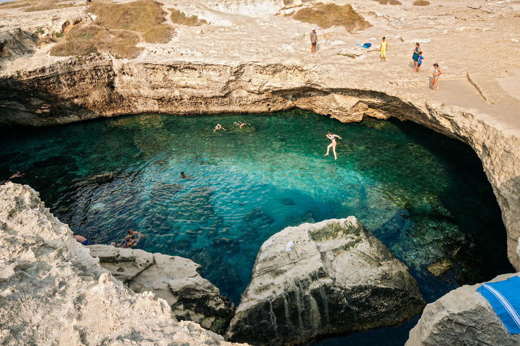 Baigneurs à la Grotte de la Poésie dans le Salento
