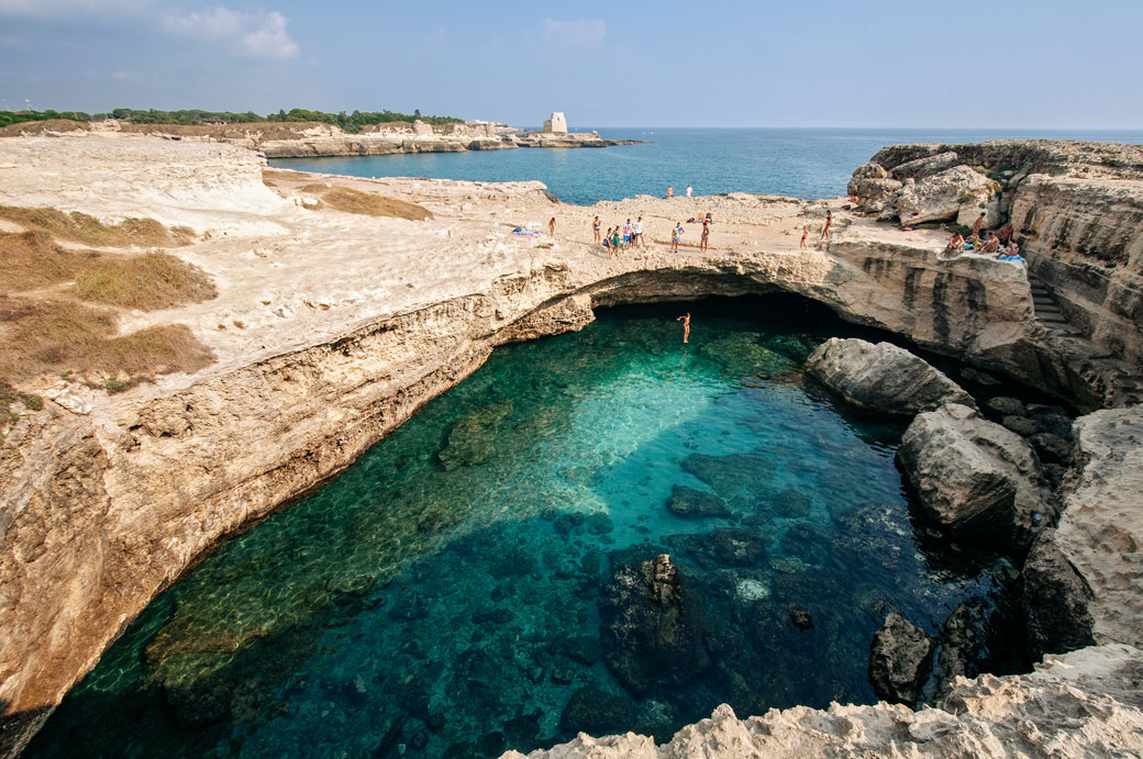 Vacanciers à la Grotte de la Poésie dans le Salento