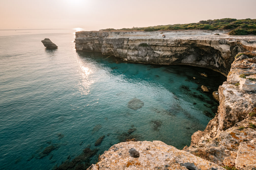 Falaise et mer cristalline dans le Salento