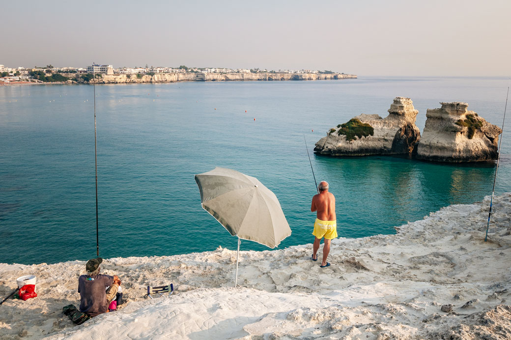 Deux pêcheurs et Le Due Sorelle dans le Salento