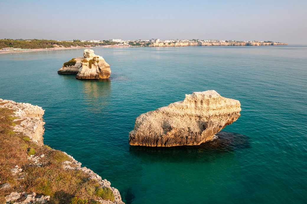 Le Due Sorelle et un autre rocher près de Torre dell'Orso