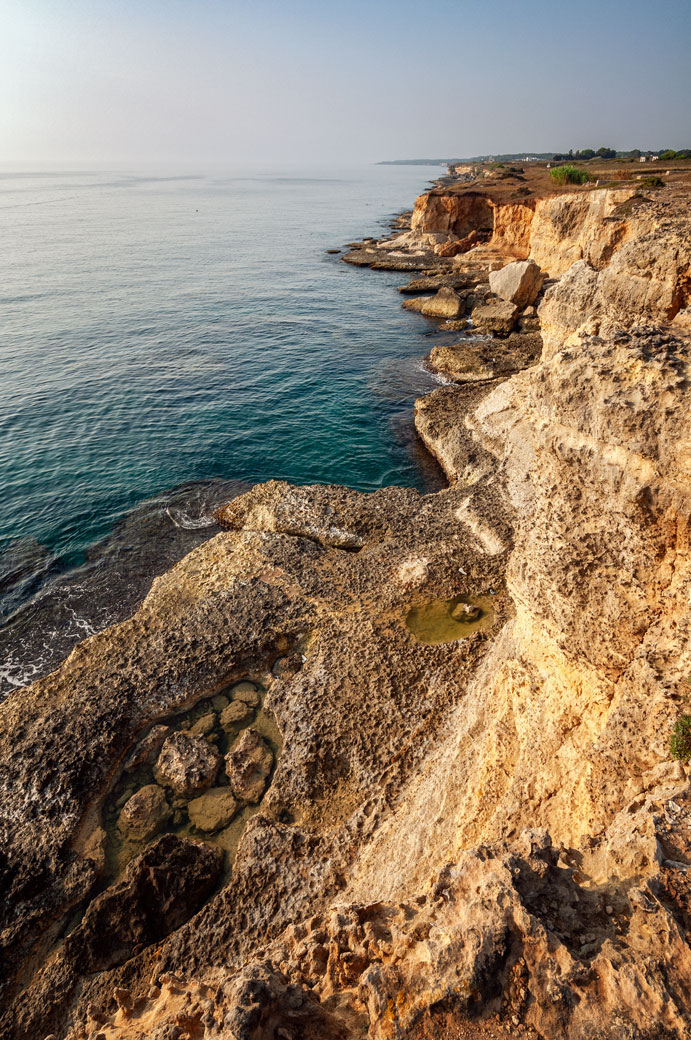 Côte sauvage et falaise dans le Salento