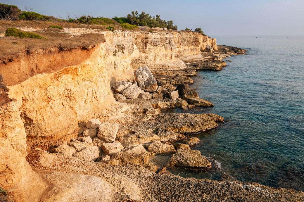 Côte rocheuse et falaise dans le Salento