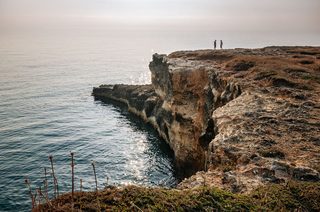 Falaise sauvage et mer Adriatique dans le Salento