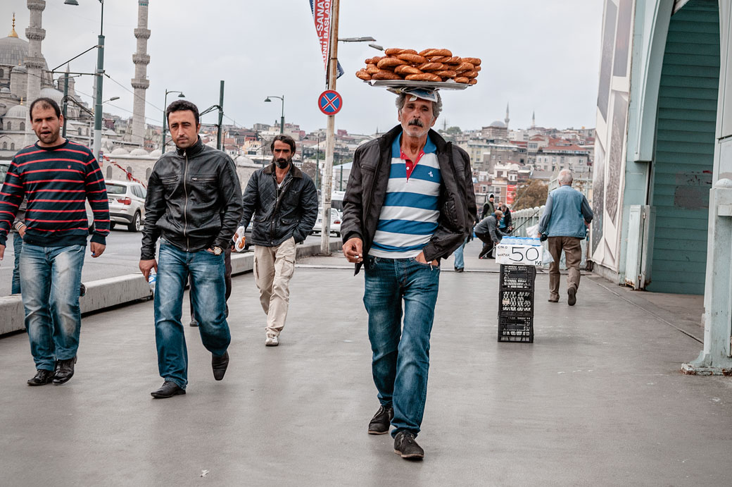 Vendeur ambulant sur le pont de Galata à Istanbul, Turquie