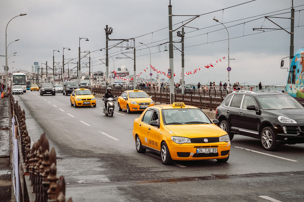 Taxis jaunes sur le pont de Galata à Istanbul, Turquie