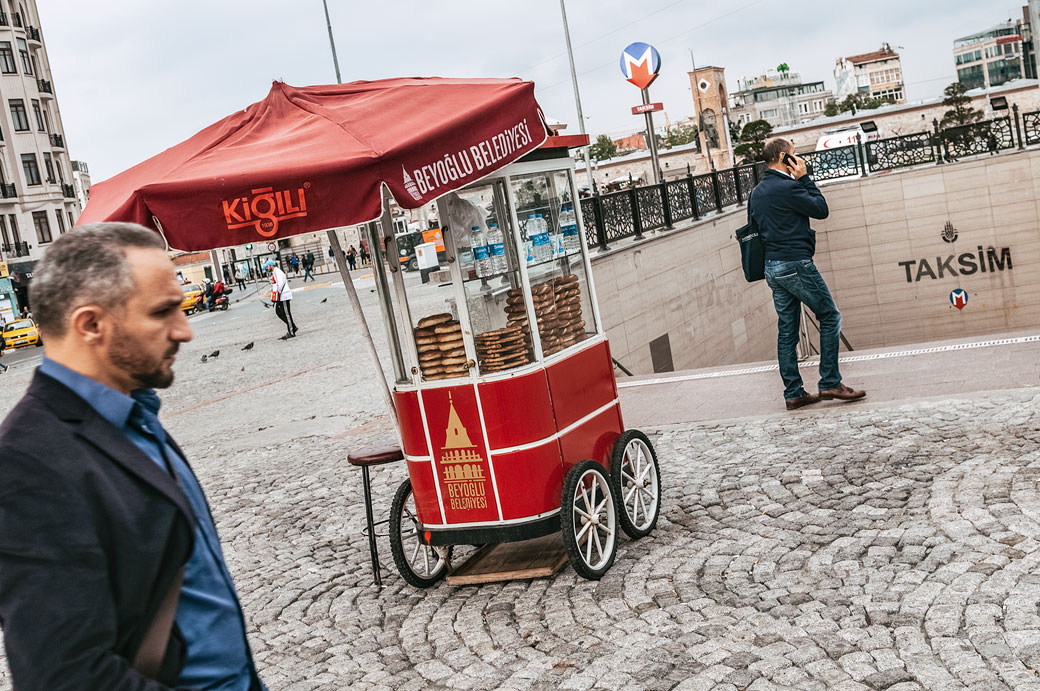 Chariot ambulant près de la station de metro Taksim à Istanbul