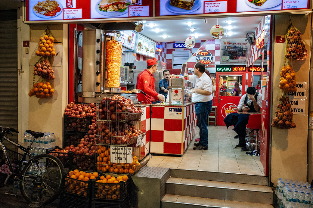 Kebab dans une rue d'Istanbul à la tombée de la nuit