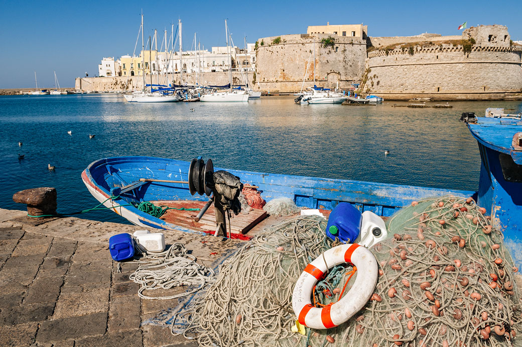 Bouée sur des filets de pêche à Gallipoli, les Pouilles