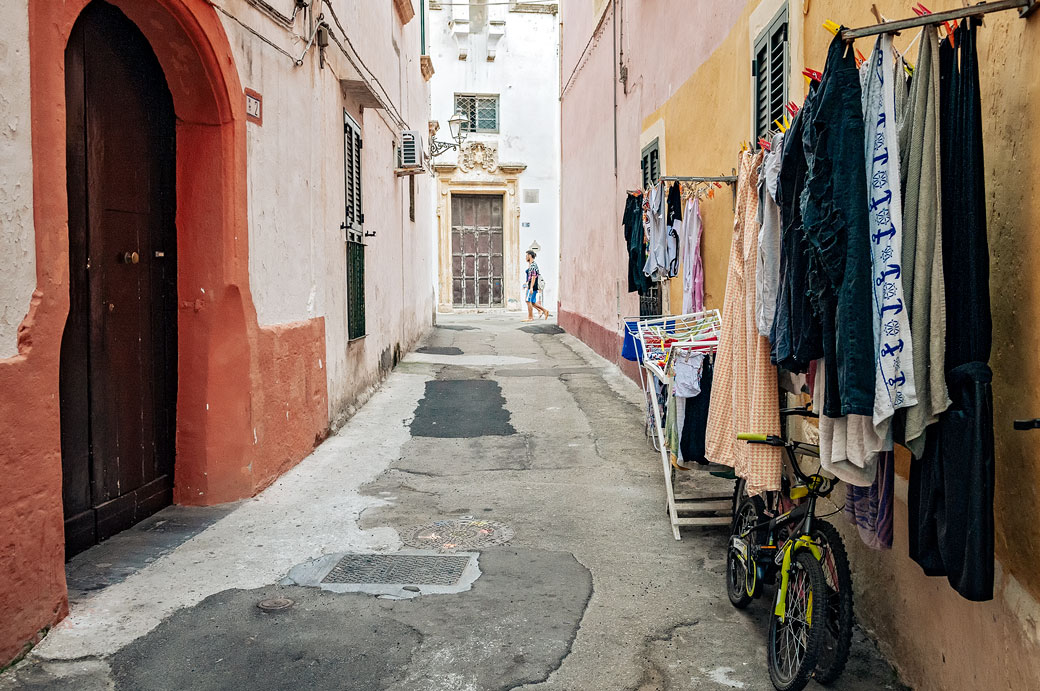 Linge qui sèche dans une ruelle de Gallipoli, les Pouilles