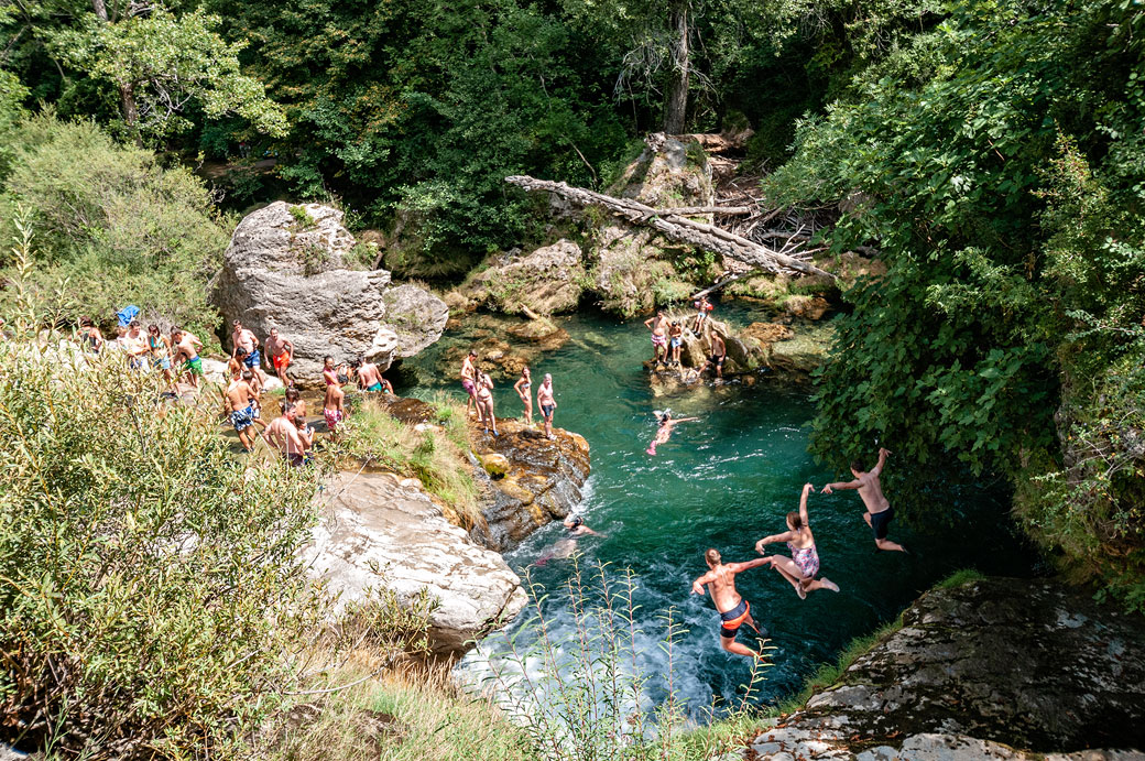 Baigneurs à la cascade de Navacelles, France