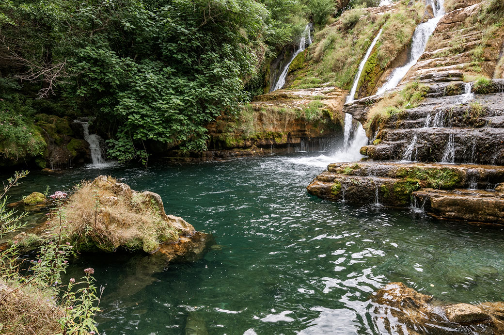 Piscine naturelle à la cascade de Navacelles, France