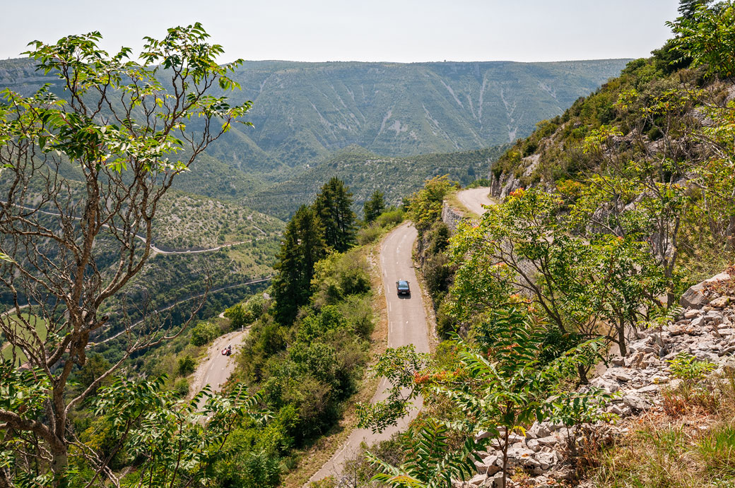 Route en lacets dans le cirque de Navacelles