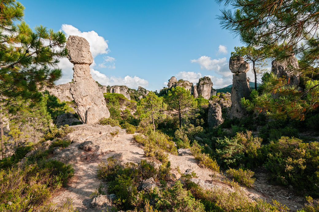 Colonnes de formes étranges dans le cirque de Mourèze, France