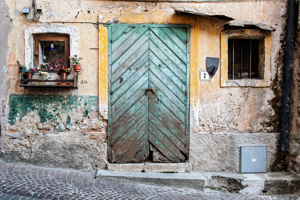 Vieille façade et porte dans le village de Stilo en Calabre