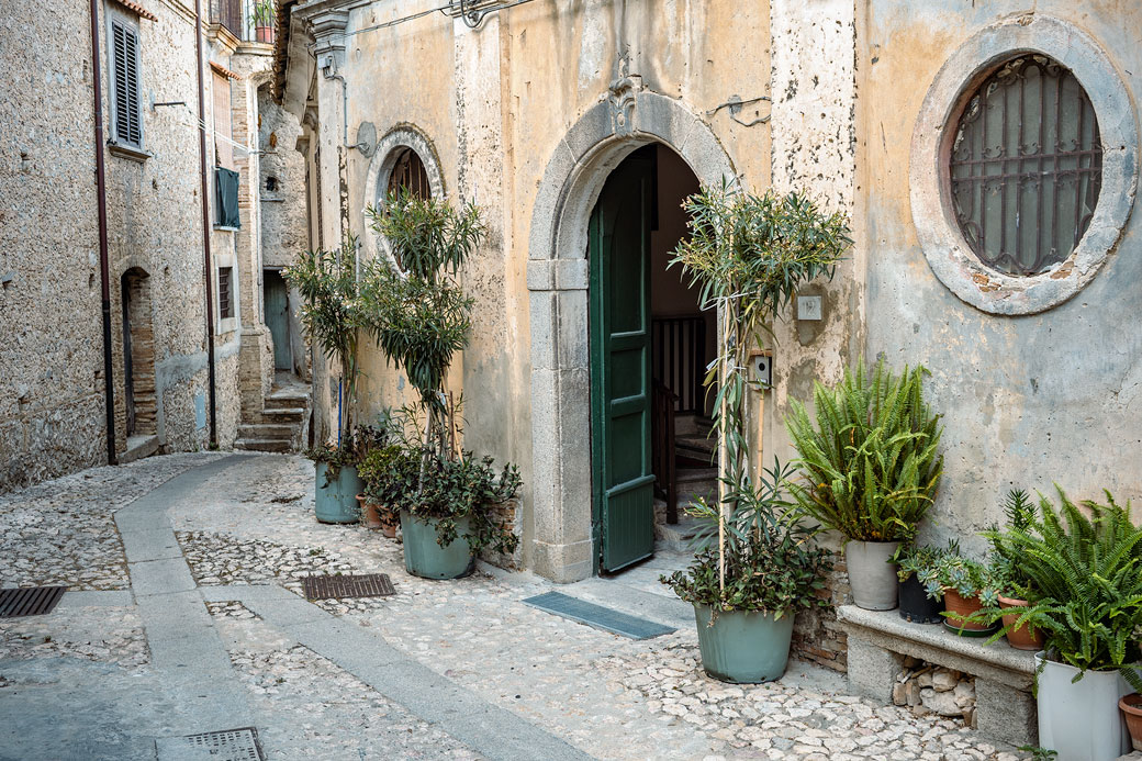 Ruelle et vieille façade dans le village de Stilo en Calabre