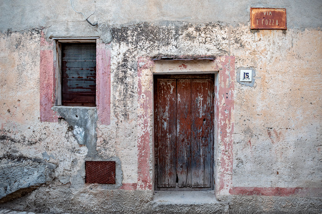 Vieille porte et façade dans le village de Stilo en Calabre