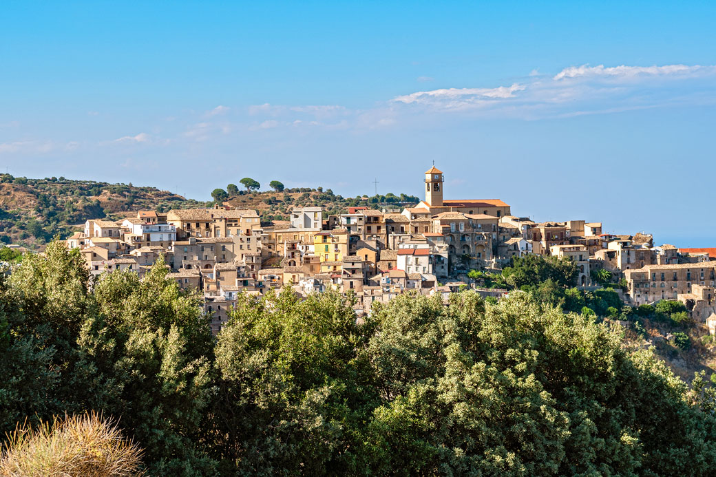 Le village de Badolato en Calabre, Italie
