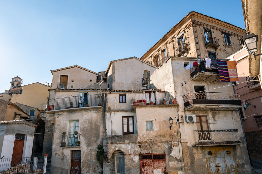Vieilles facades et ciel bleu dans le village de Badolato