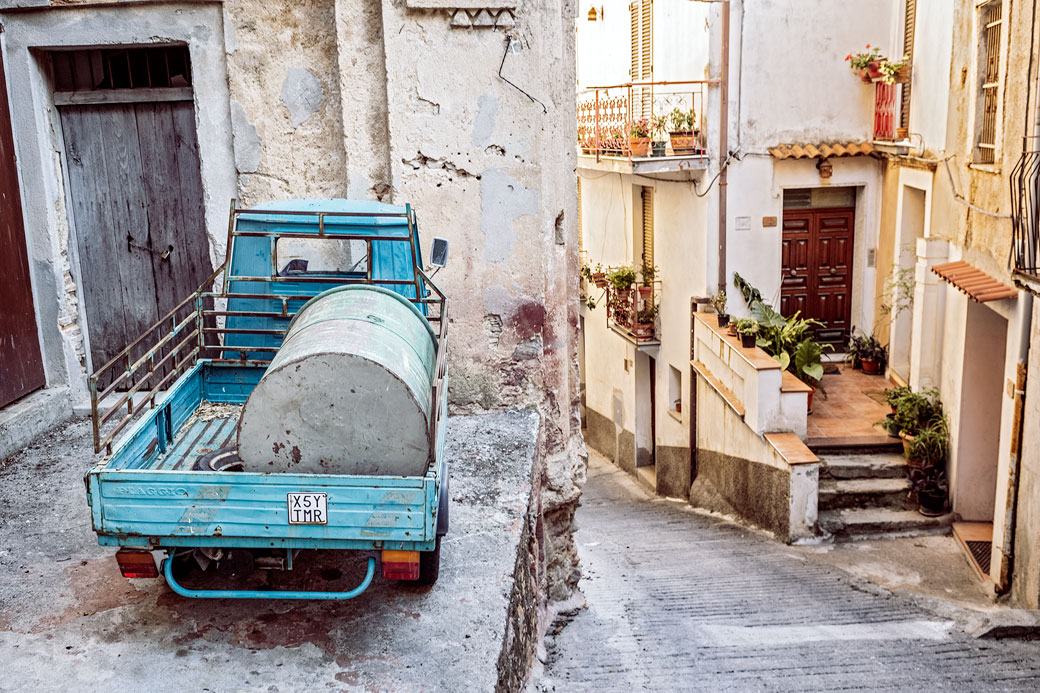 Petit camion Piaggio bleu dans le village de Badolato
