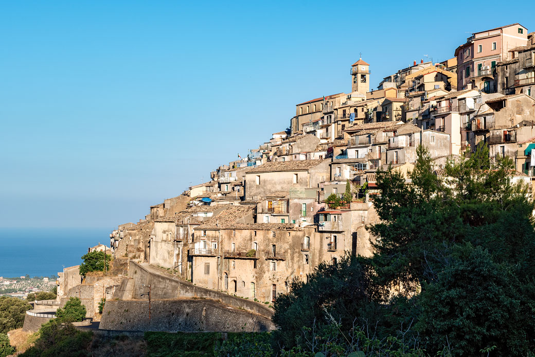 Le village de Badolato à flanc de colline en Calabre