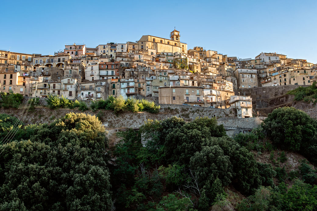 Badolato au sommet de sa colline en Calabre