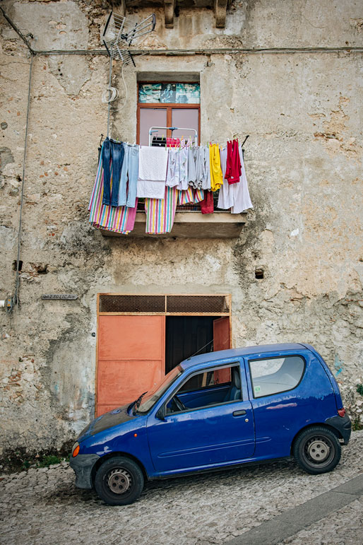 Petite Fiat et linge qui sèche à Stilo en Calabre