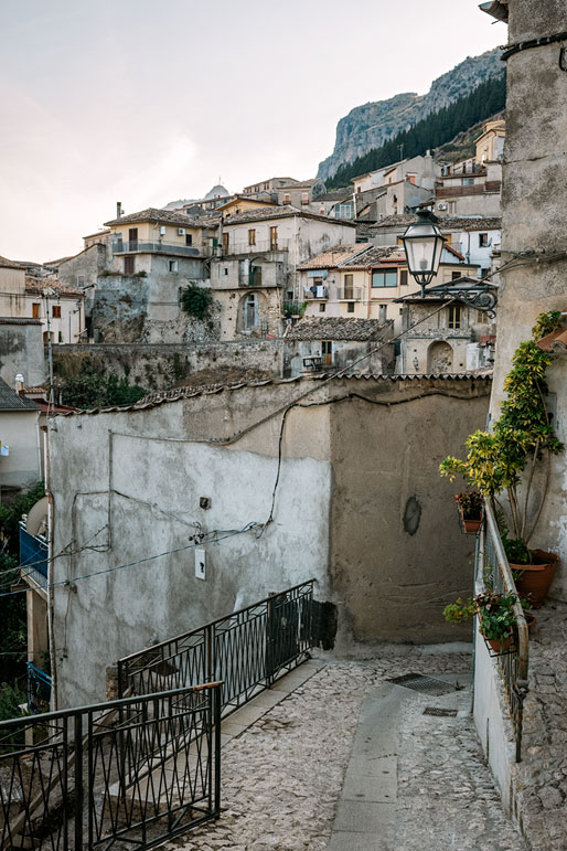 Ruelle dans le vieux village de Stilo en Calabre