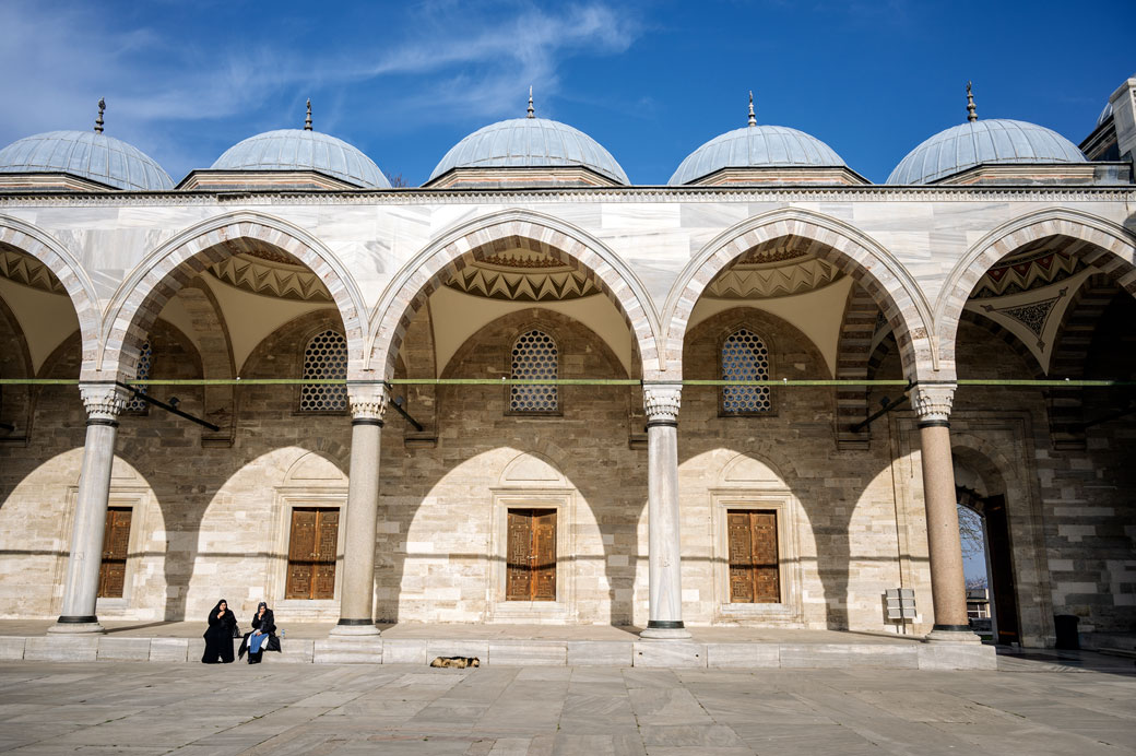 Deux femmes dans la cour de la mosquée Süleymaniye