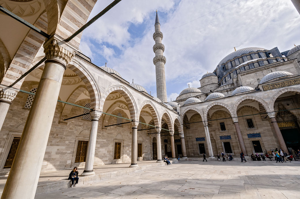 Cour et minaret de la mosquée Süleymaniye à Istanbul