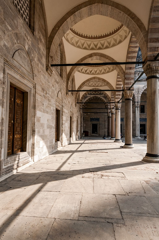 Arches de la cour de la mosquée Süleymaniye