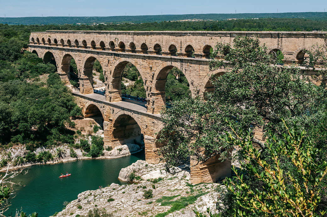 Kayak au pied du pont du Gard Kayak au pied du pont du Gard, France