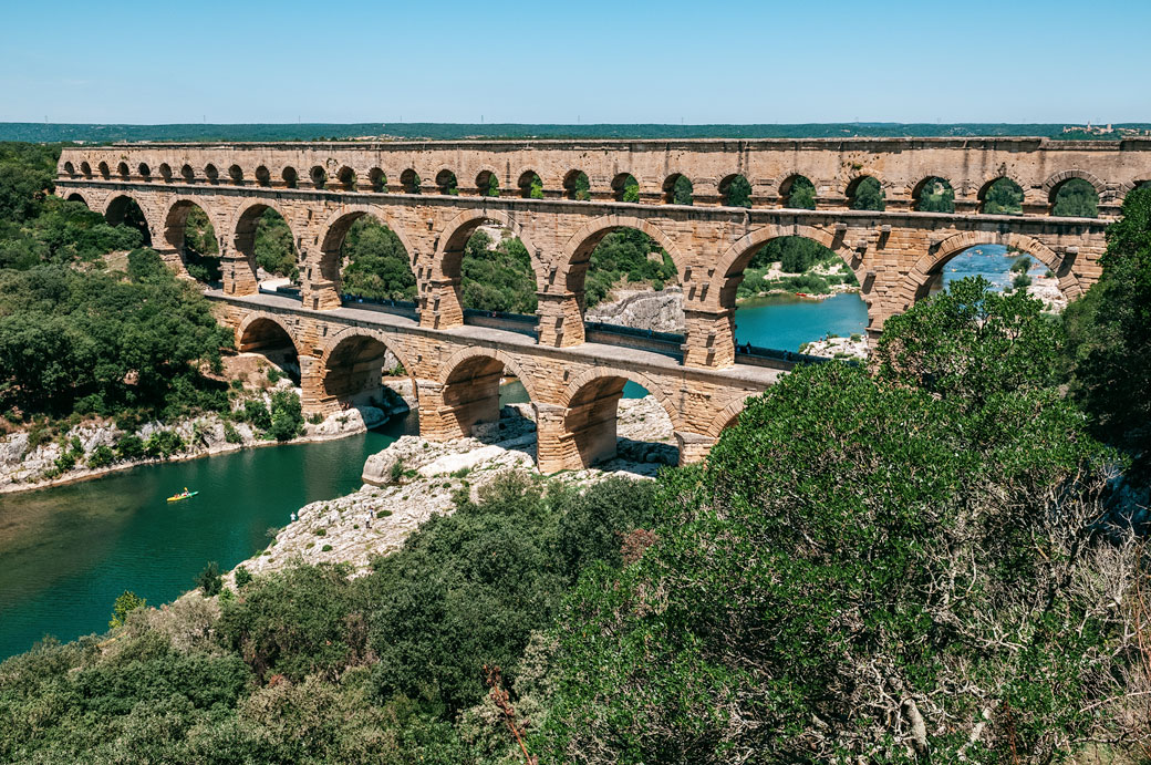 Vue plongeante sur le pont du Gard Vue plongeante sur le pont du Gard, France
