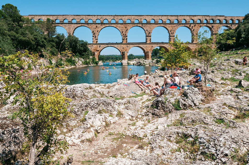 Touristes et vacanciers au pied du pont du Gard Touristes et vacanciers au pied du pont du Gard