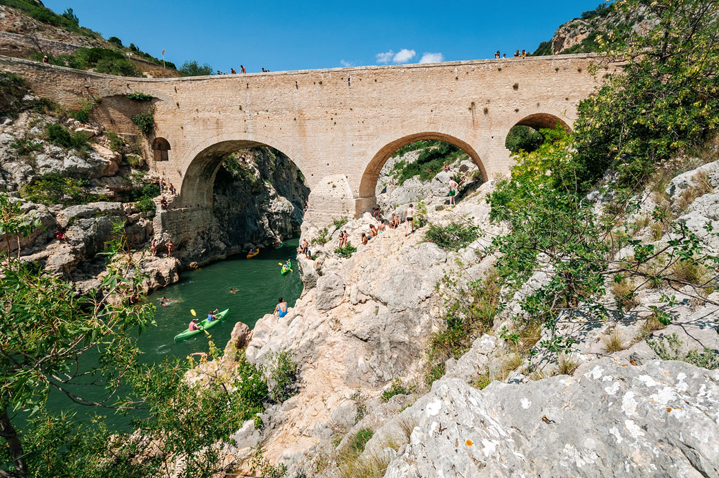 Kayaks sur l'Hérault au pied du pont du Diable Kayaks sur l'Hérault au pied du pont du Diable
