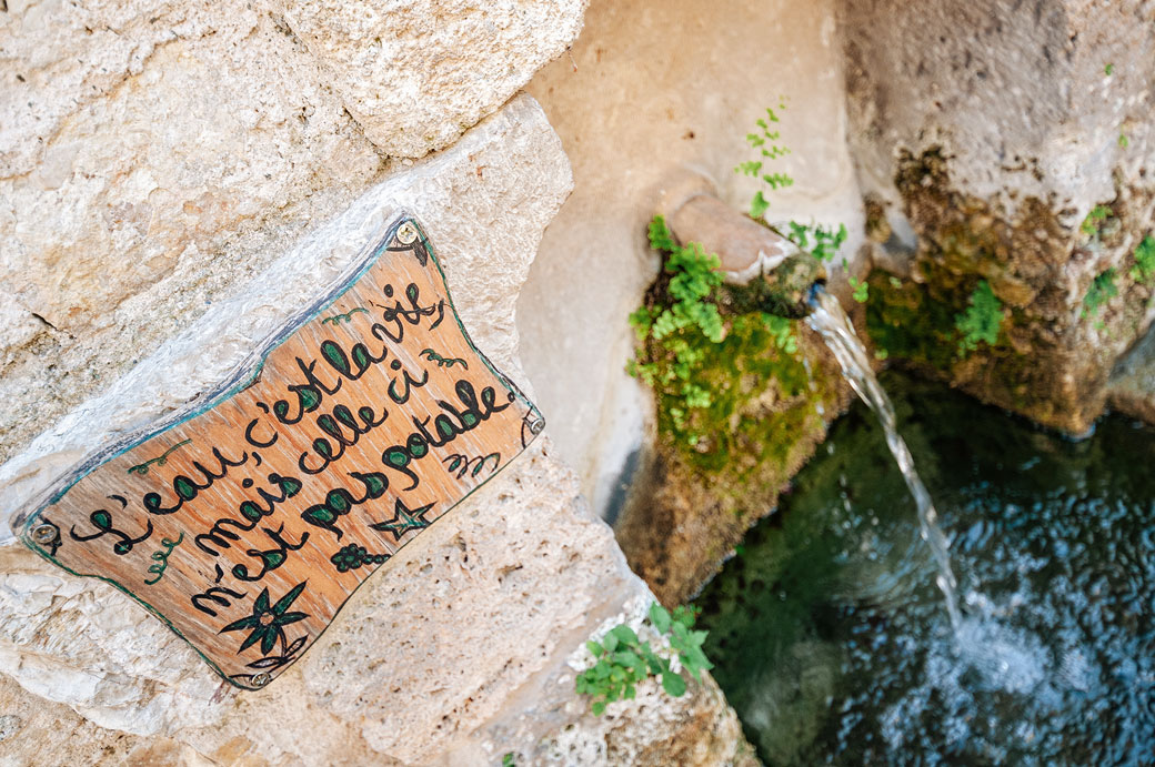 Panneau et fontaine à Saint-Guilhem-le-Désert Panneau et fontaine à Saint-Guilhem-le-Désert dans l'Hérault