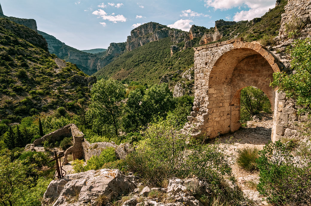 Porte du Château du Géant à Saint-Guilhem-le-Désert Porte du Château du Géant à Saint-Guilhem-le-Désert