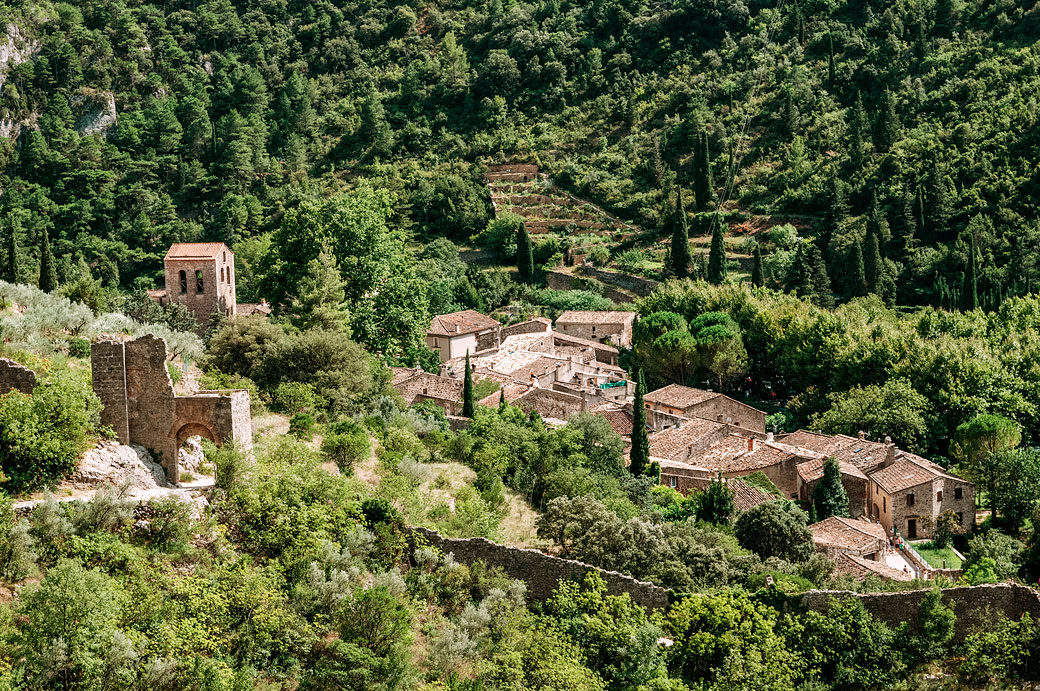 Le village de Saint-Guilhem-le-Désert et la porte du Château du Géant Le village de Saint-Guilhem-le-Désert et la porte du Château du Géant