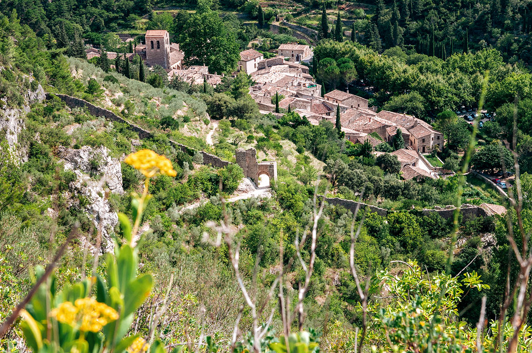 La porte du Château du Géant devant Saint-Guilhem-le-Désert La porte du Château du Géant devant Saint-Guilhem-le-Désert