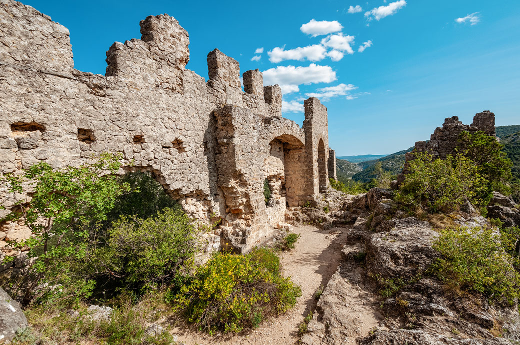 Vieilles pierres au Château du Géant à Saint-Guilhem-le-Désert Vieilles pierres au Château du Géant à Saint-Guilhem-le-Désert