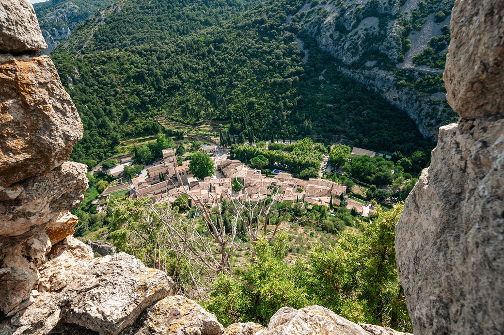 Vue sur Saint-Guilhem-le-Désert depuis le Château du Géant Vue sur Saint-Guilhem-le-Désert depuis le Château du Géant