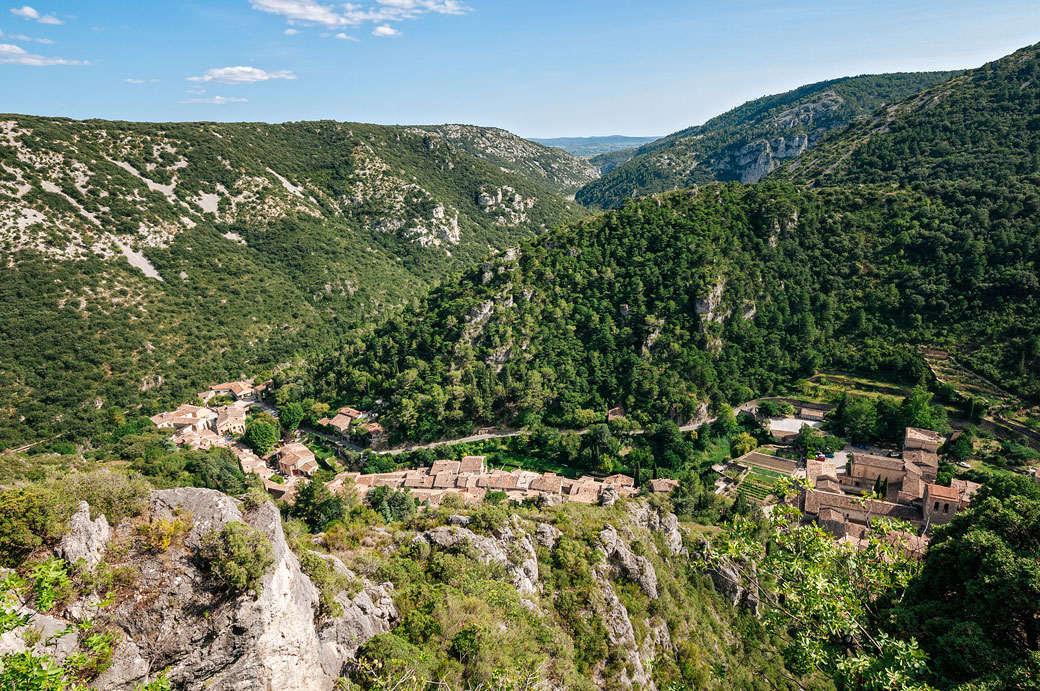 Saint-Guilhem-le-Désert dans son étroite vallée Saint-Guilhem-le-Désert dans son étroite vallée