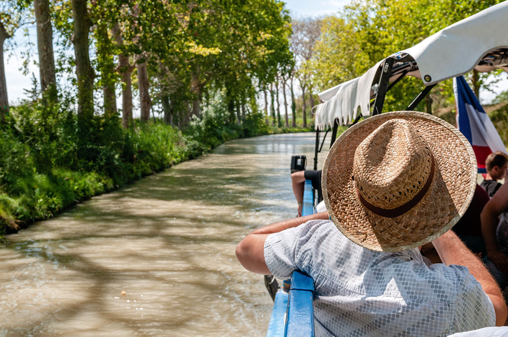 Passager sur une péniche sur le canal du midi près de Béziers Passager sur une péniche sur le canal du midi près de Béziers